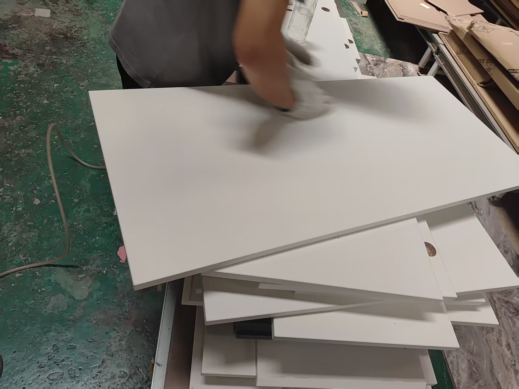 欧诗特柜体板件表面整理现场实拍
