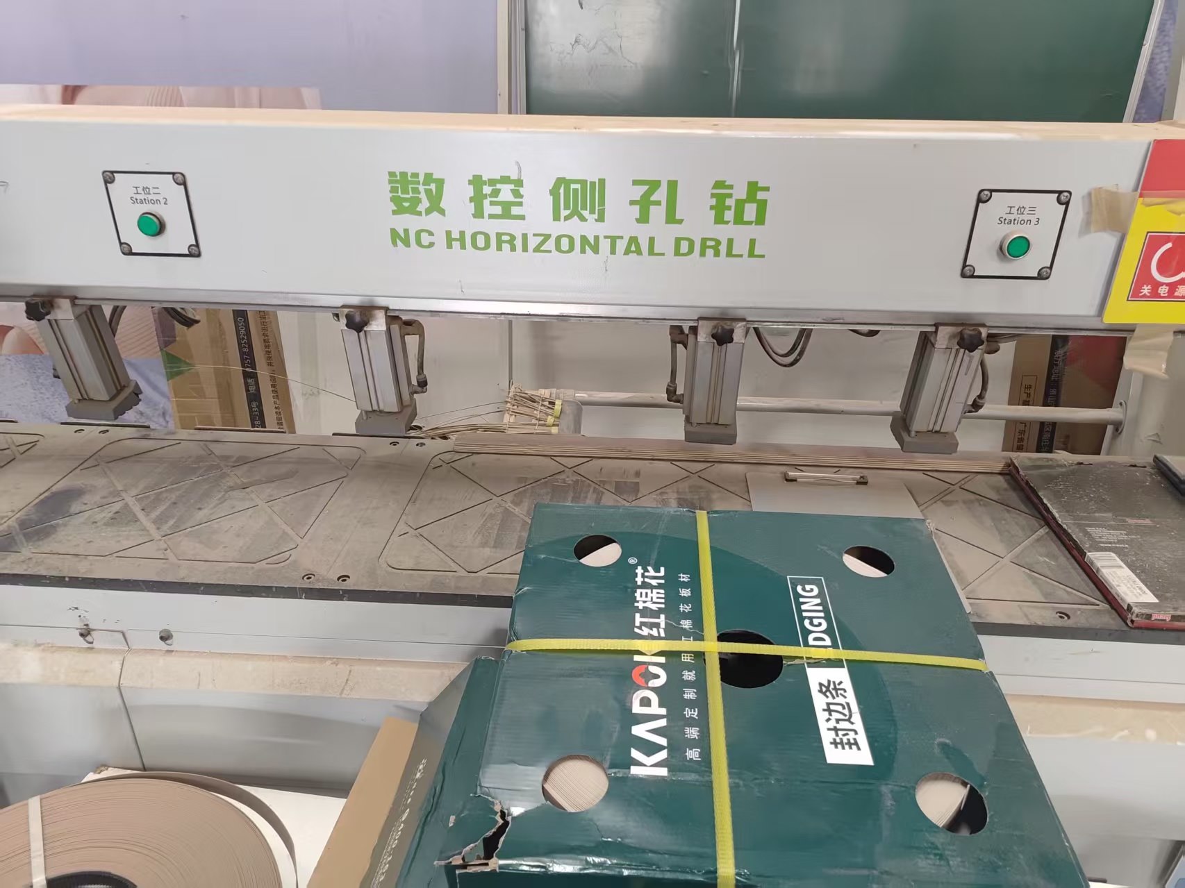 欧诗特柜体板件侧孔加工设备现场实拍